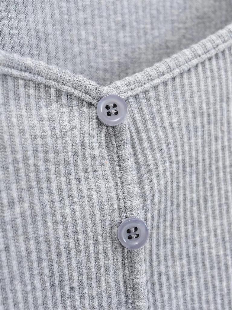 YPFF Trendiges Damen Cropped Slim Fit V-Ausschnitt Langarm Rippstrick Oberteil mit Logo-Applikation.