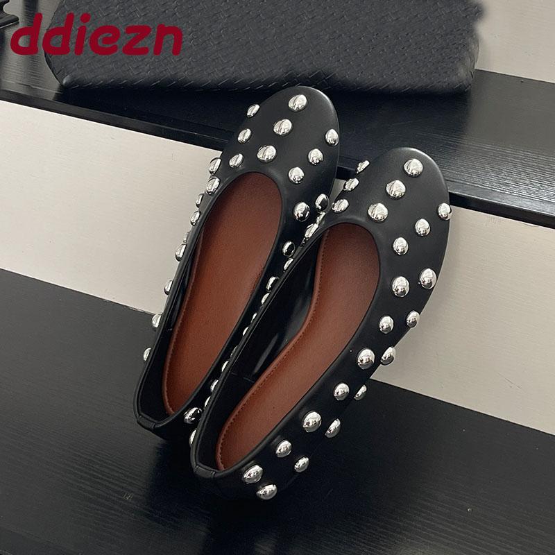 Fashion Luxury Footwear Round Toe Ladies Flats Shoes Female Shallow Fashion Metal Rivet Women Flats Slip On Shoes Big Size 43 lady