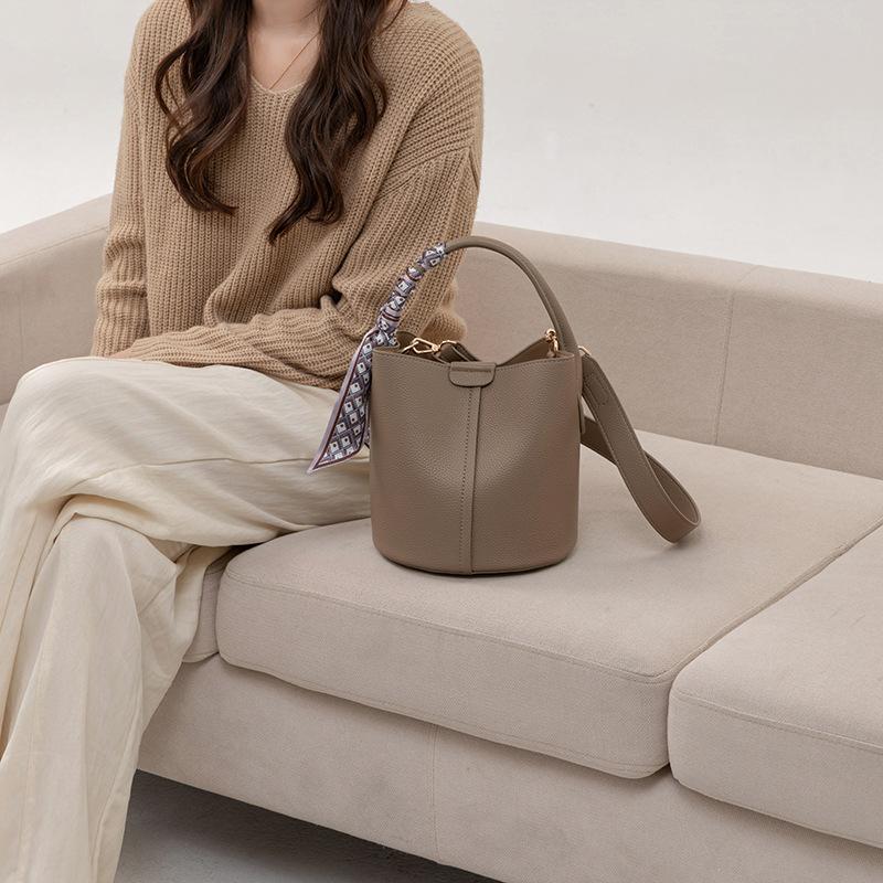 Versatile new bag, women's bag, crossbody bag 2026, light luxury high-end genuine leather handbag bucket bag manufacturer