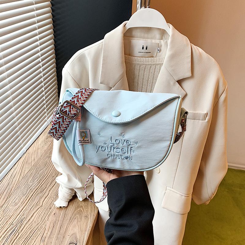 Casual bag women's 2025 new summer walking mobile phone small messenger bag fashion super fire shoulder bag saddle bag