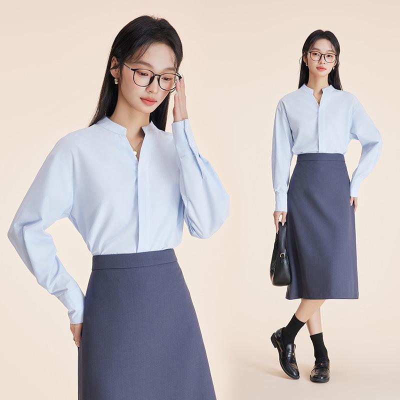 

Женская белая блузка с V-образным вырезом и длинными рукавами - осенняя профессиональная одежда для собеседований и официальных мероприятий S