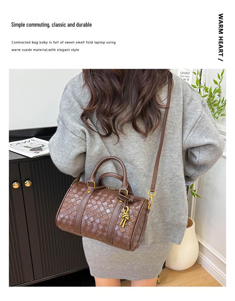 2025 Autumn/Winter Vintage Woven Women's Pillow Shoulder Bag