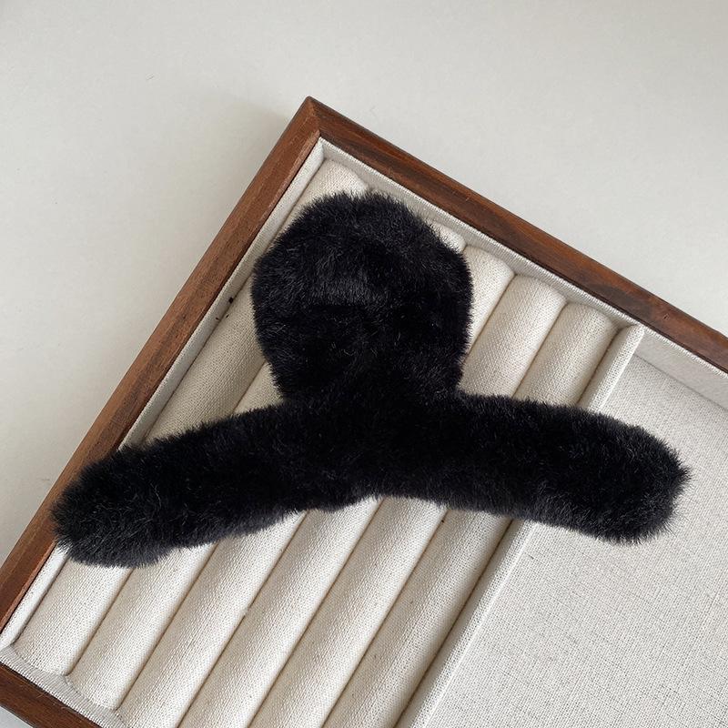 Plush Hair Claw Elegant Acrylic Hairpins Faux Fur Hair Clip Barrette Crab Headwear for Women Girls Winter Hair Accessories
