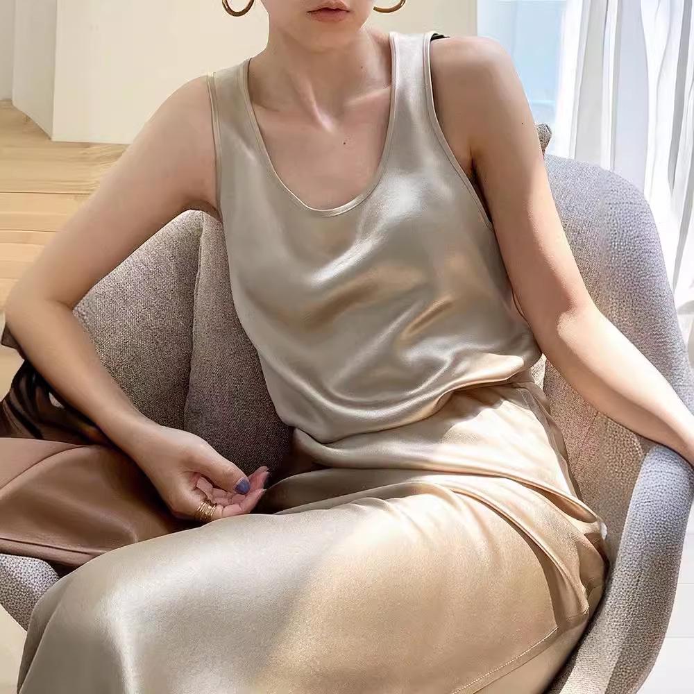 Importiertes Seiden-Triacetat Rundhals-Kleid im schrägen Schnitt mit kurzen Ärmeln, schmaler Taille und elegantem Design