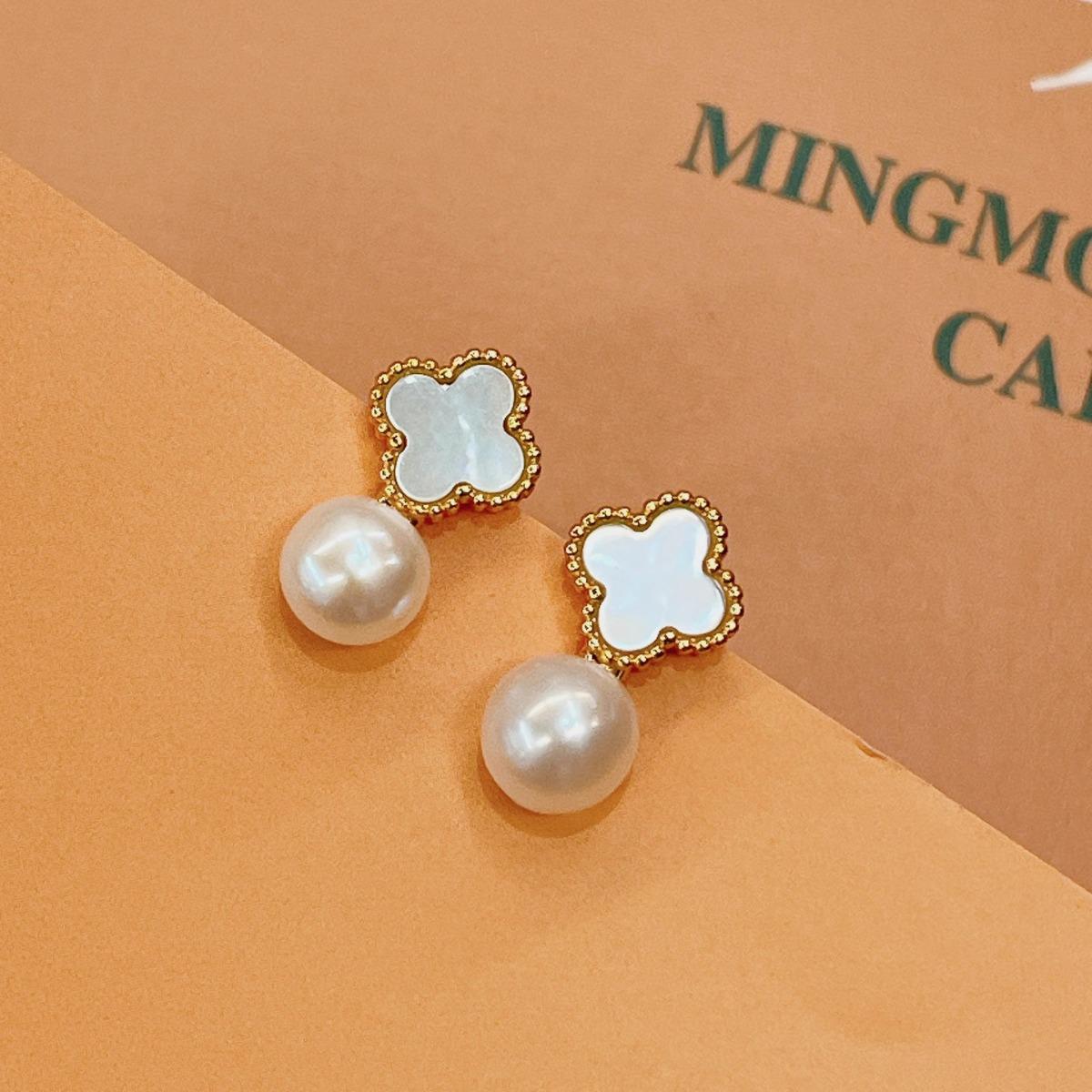 Chic Celebrity Style Four-Leaf Clover Earrings: Trendy White Dangle with Retro Pearl and Niche Design for Women белый