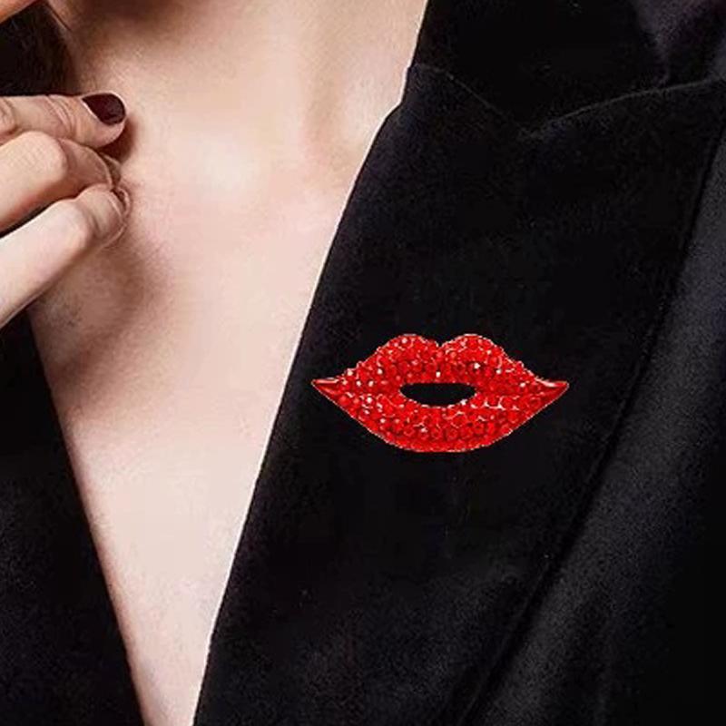 Full of Crystal Lips-shape Brooches Red Sexy Lip Brooch Pins for Women Luxury Clothes Jewelry Fashion Accessories