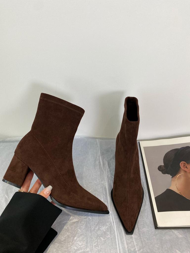 Neue Spot-Leder-Temperament-Kurzstiefel Damen 2025 Herbst und Winter neu dicke hohe Absätze Retro dünn spitz zulaufend elastisches Wildleder