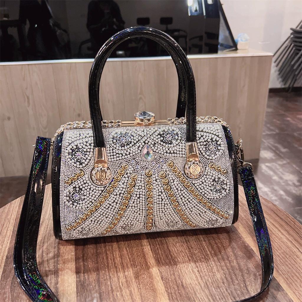 Bolso bandolera de un solo hombro con tachuelas de diamantes de moda nuevo de 2024