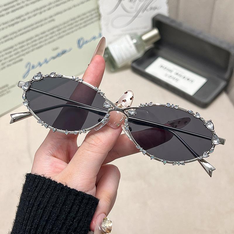 UV400 Protection Silver Oval Punk Diamond Sunglasses Women Retro Fashion for Picnics