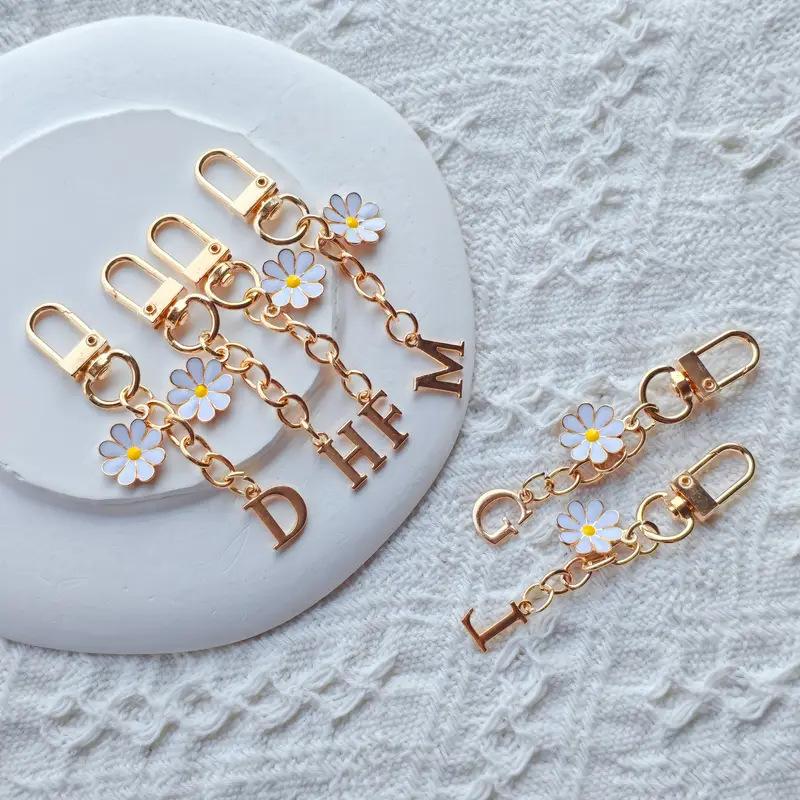 Metal Daisy Letter Keychain Fashion A-Z 26 Letters Keyring Charms Mobile Phone Key Holders Bag Pendant Accessories Couple Gift