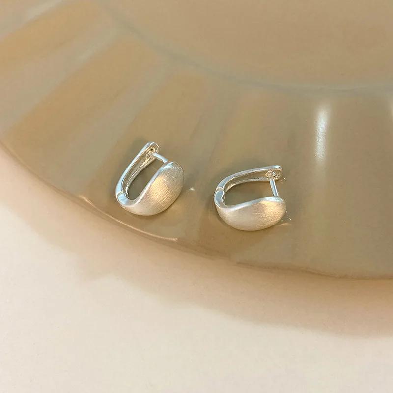 Neue Retro-Ohrringe in Goldfarbe für Damen Matt Minimalistisch Metall Silberfarbe Einfacher Matt-Anhänger Gebogen Elegant Edler Schmuck Geschenk