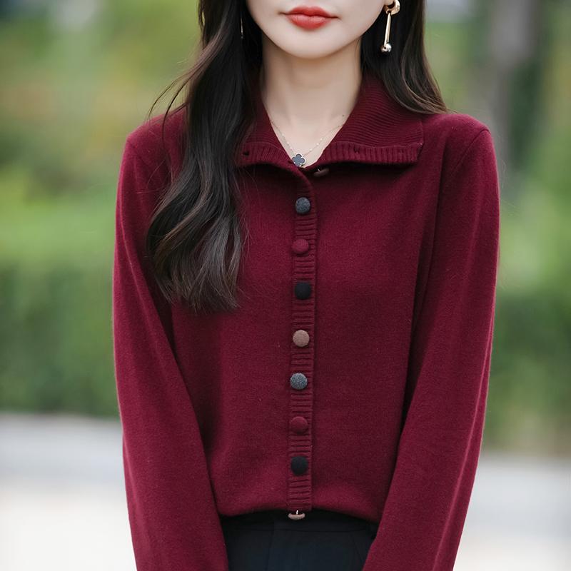 Lekki kardigan damski wykonany w 50% z wełny i w 50% z jedwabiu morwowego – uniwersalny sweter na 4 pory roku zapewniający całoroczny komfort i styl