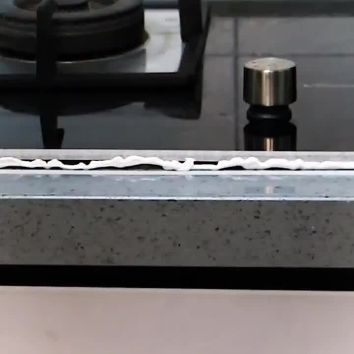 Odolná spárovací hmota pro bezešvé zakončení, se špičatým nástavcem pro snadnou aplikaci. Vhodné pro spárování obkladů ve sprchách, kolem van