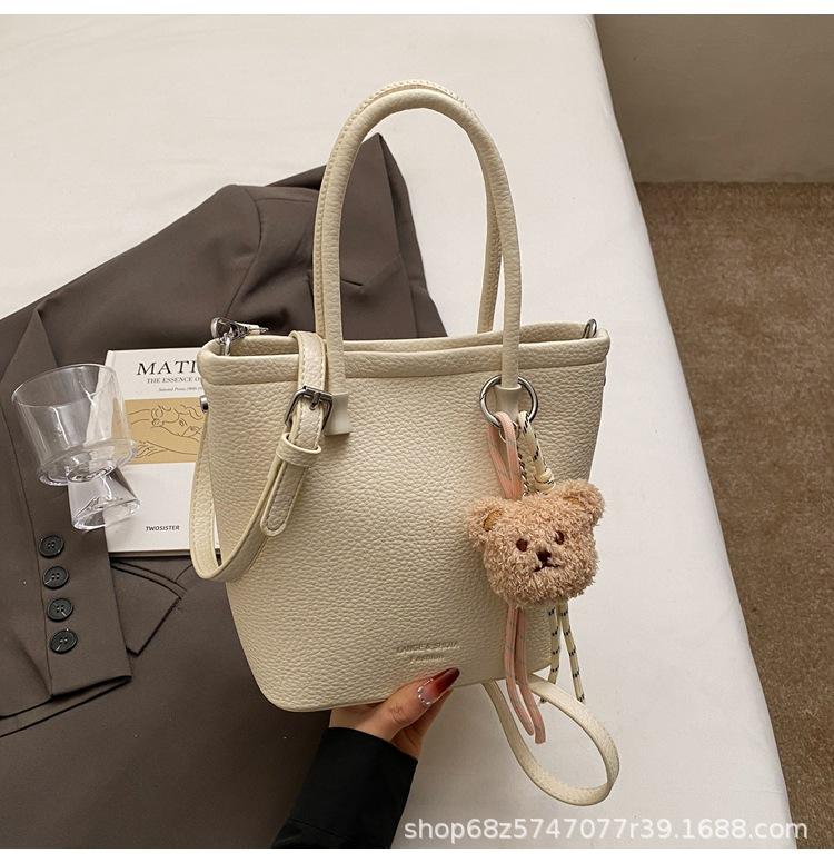

Korean version of retro bucket bag women s 2025 new fashion lychee pattern vegetable basket bag niche commuter shoulder messenger bag білий