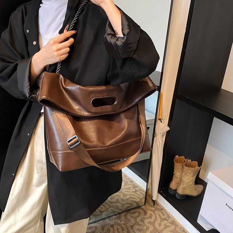 

Большая мягкая сумка-тоут в стиле ретро, популярная женская сумка-мессенджер, модная сумка подмышкой. темно-коричневого