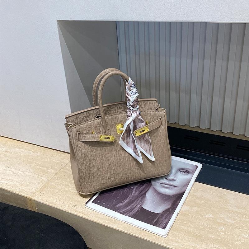 

Платинова сумка із золотою пряжкою Сумка з натуральної шкіри великої місткості для жінок Модна сумка через плече нового стилю