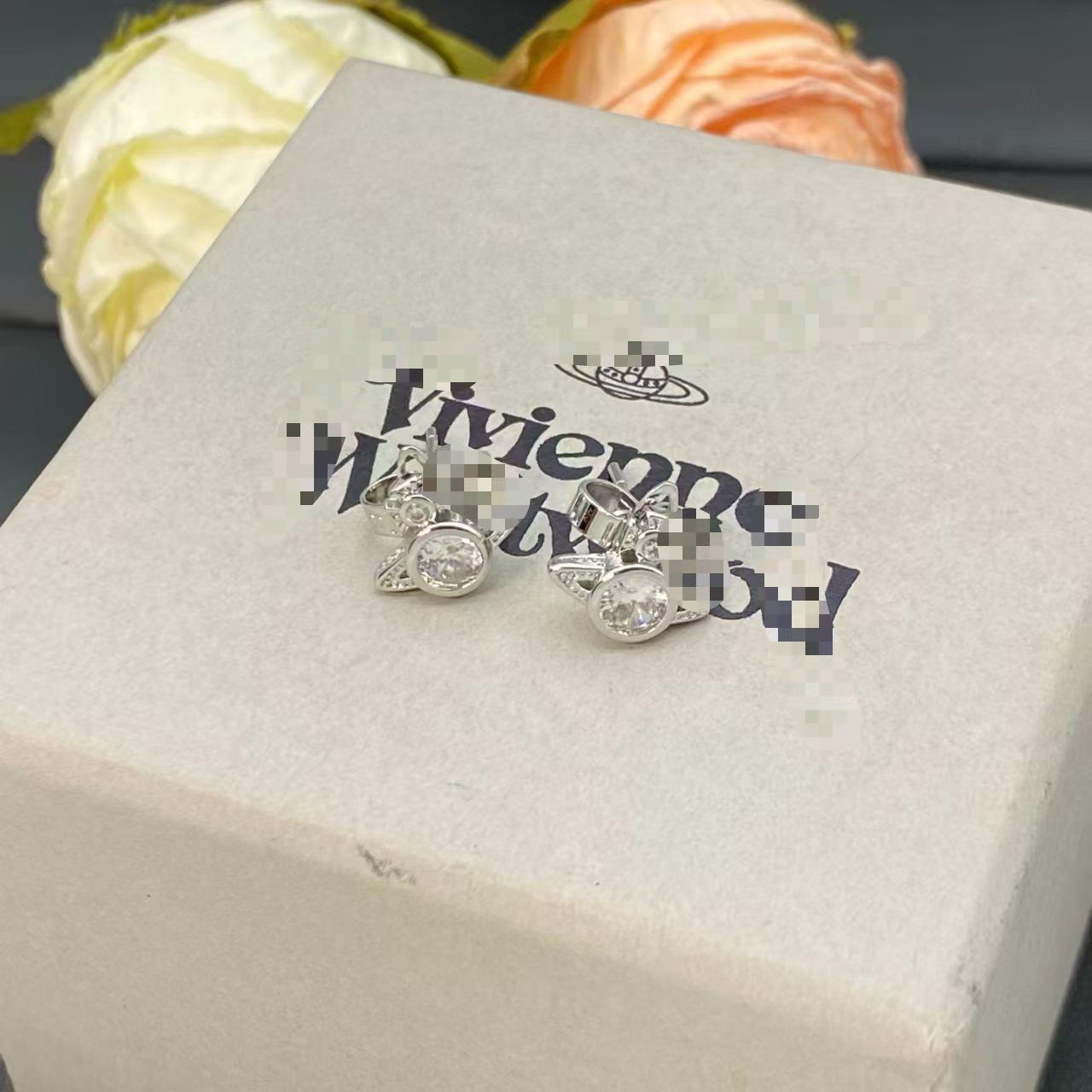 Серебряные серьги-гвоздики Westwood: Модный нишевый дизайн для шикарного образа