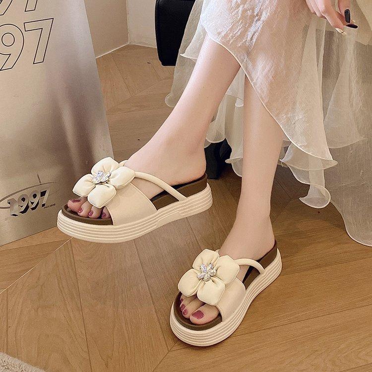 In the summer of 2025, the new platform-soled flowers and women's slippers are fashionable and versatile muffins and beach shoes, rhinestone sandals.