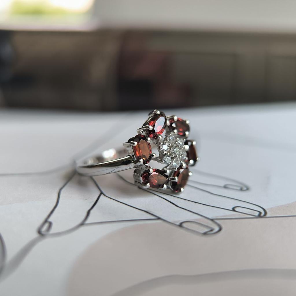 Серебряное кольцо с натуральным гранатом 1.998ct, фианитами, вес изделия 3,28 гр (2191445)