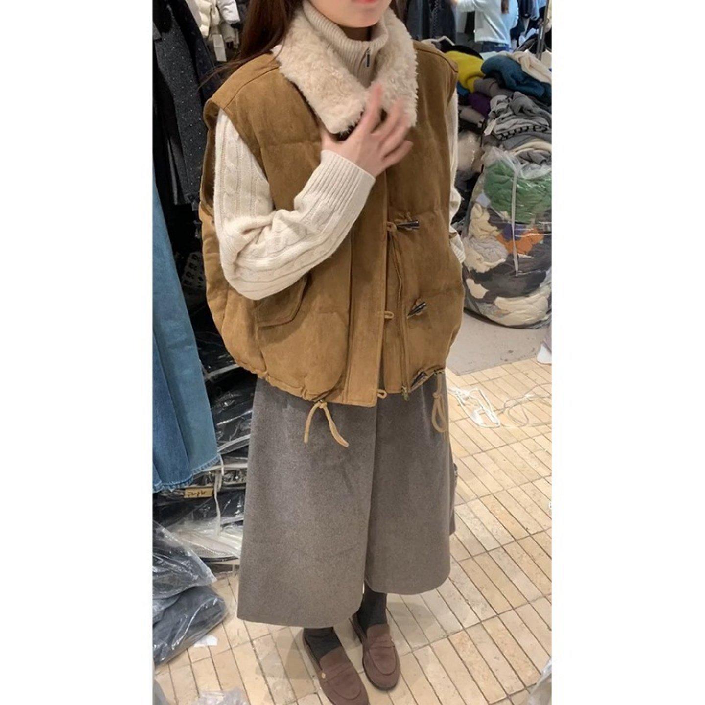 

Trendy Korean Spring Three-Piece Set: Loose Vest, Knit Sweater, Wide-Leg Pants L (105-115 jin)