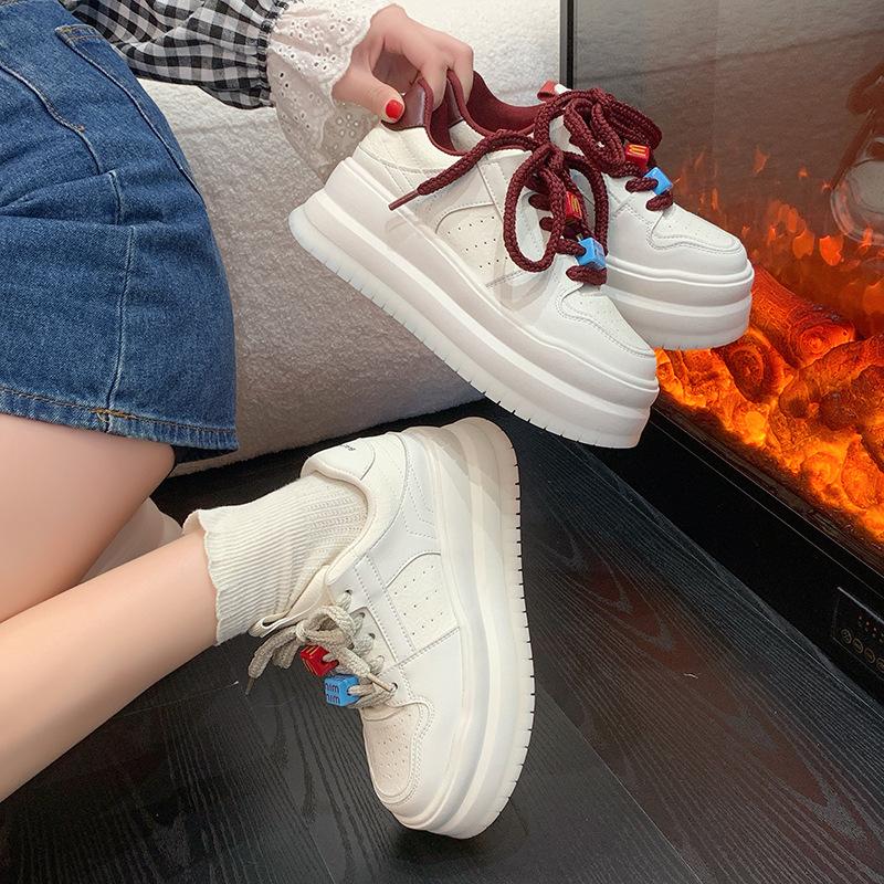 European Station thick-soled heightening little white shoes women's 2025 new spring versatile sports and leisure board shoes muffin bread shoes