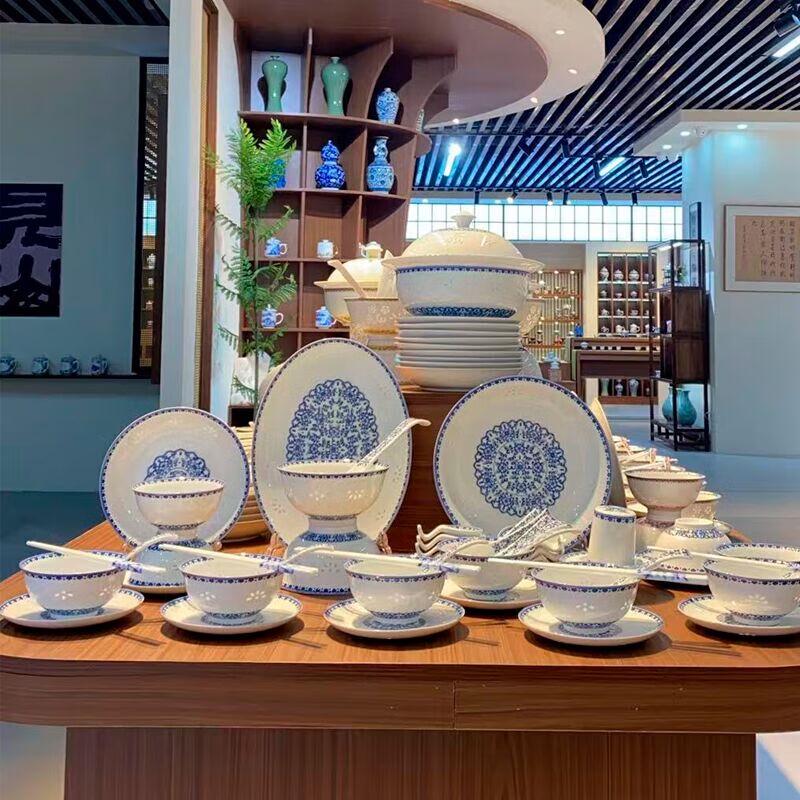 Jingdezhen Linglong Blue & White 32-Piece Dinnerware Set for 8