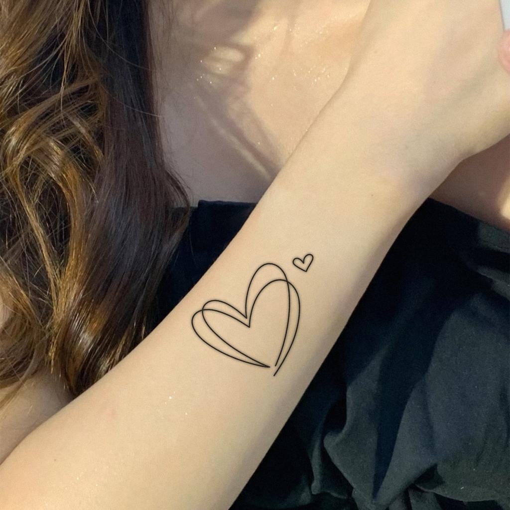 Malá svěží tetovací nálepka s motivem lásky, vysoce elegantní, niche, jednoduchá, personalizovaná tetovací nálepka