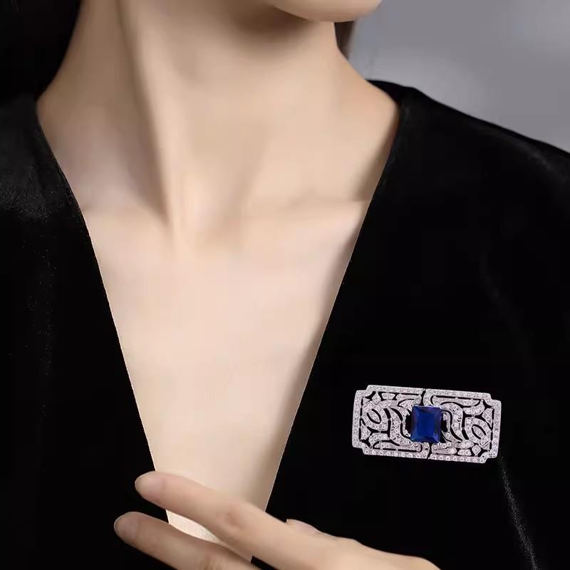 Retro Hollow Engraved Square Suit Brooch Women'S Light Luxury High Sense Exquisite Temperament Coat Brooch Accessories