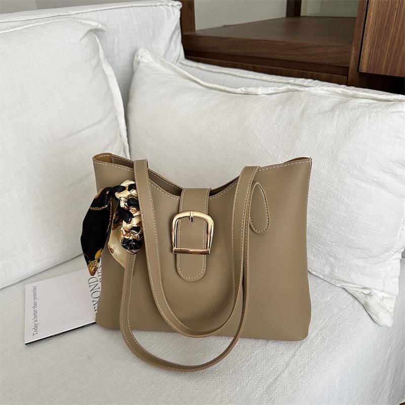 

Solid color popular trend tote bag summer new large capacity atmospheric texture versatile shoulder armpit bag women хакі