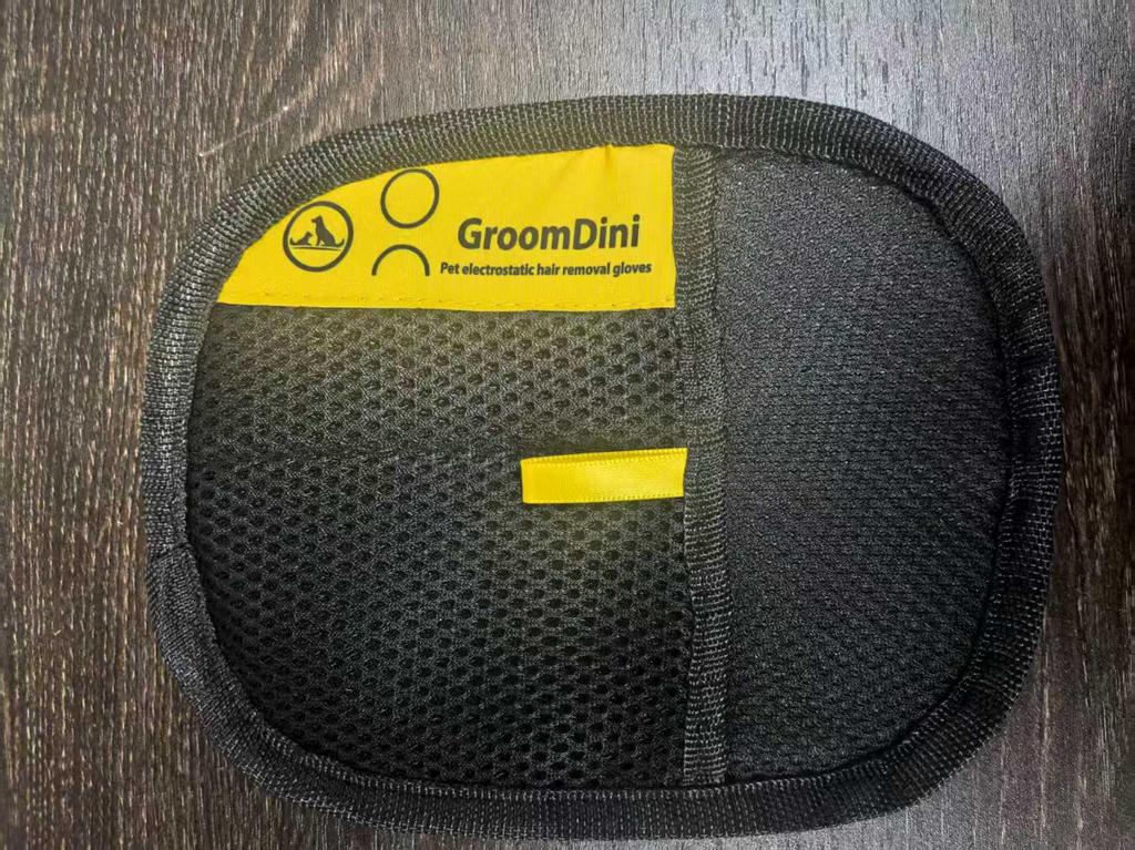 Pet Hair Removal Spray Brush & Comb for Cats and Dogs - Cleans Carpet, Bed, and Screen