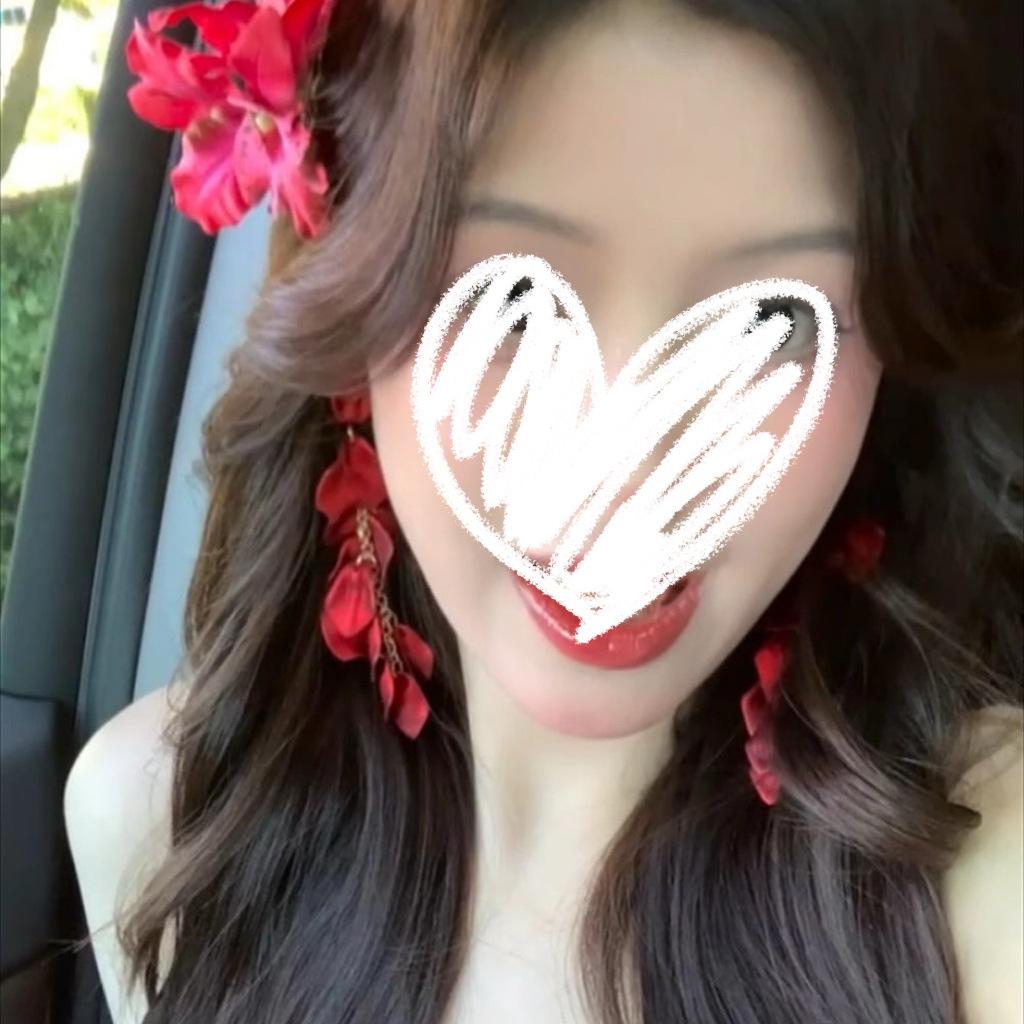 

Retro exaggerated long red petal earrings Korean temperament high-end flower earrings atmosphere bridal earrings