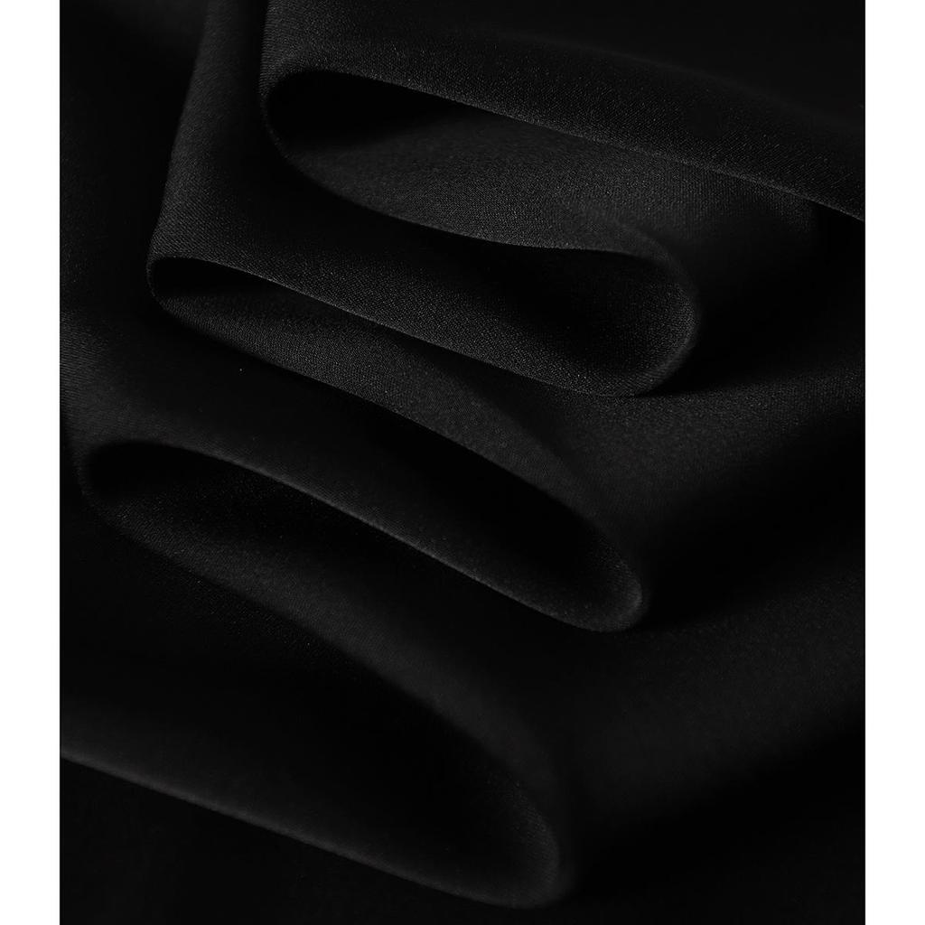 Top de Seda Negro con Cuello en V Adelgazante con Bordado Hueco - Ropa de Moda para Mujer