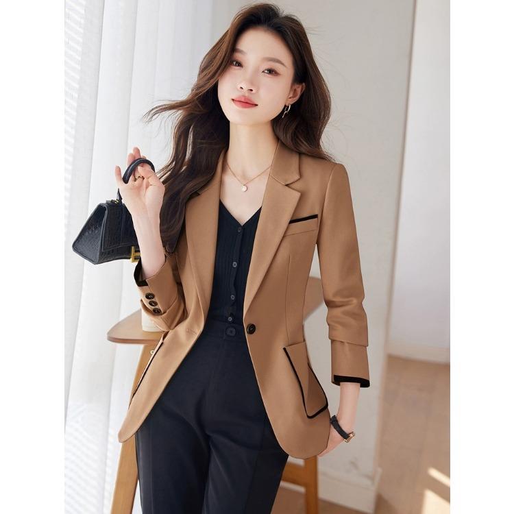Sophisticated Women's Blazer for A Chic and Professional Look