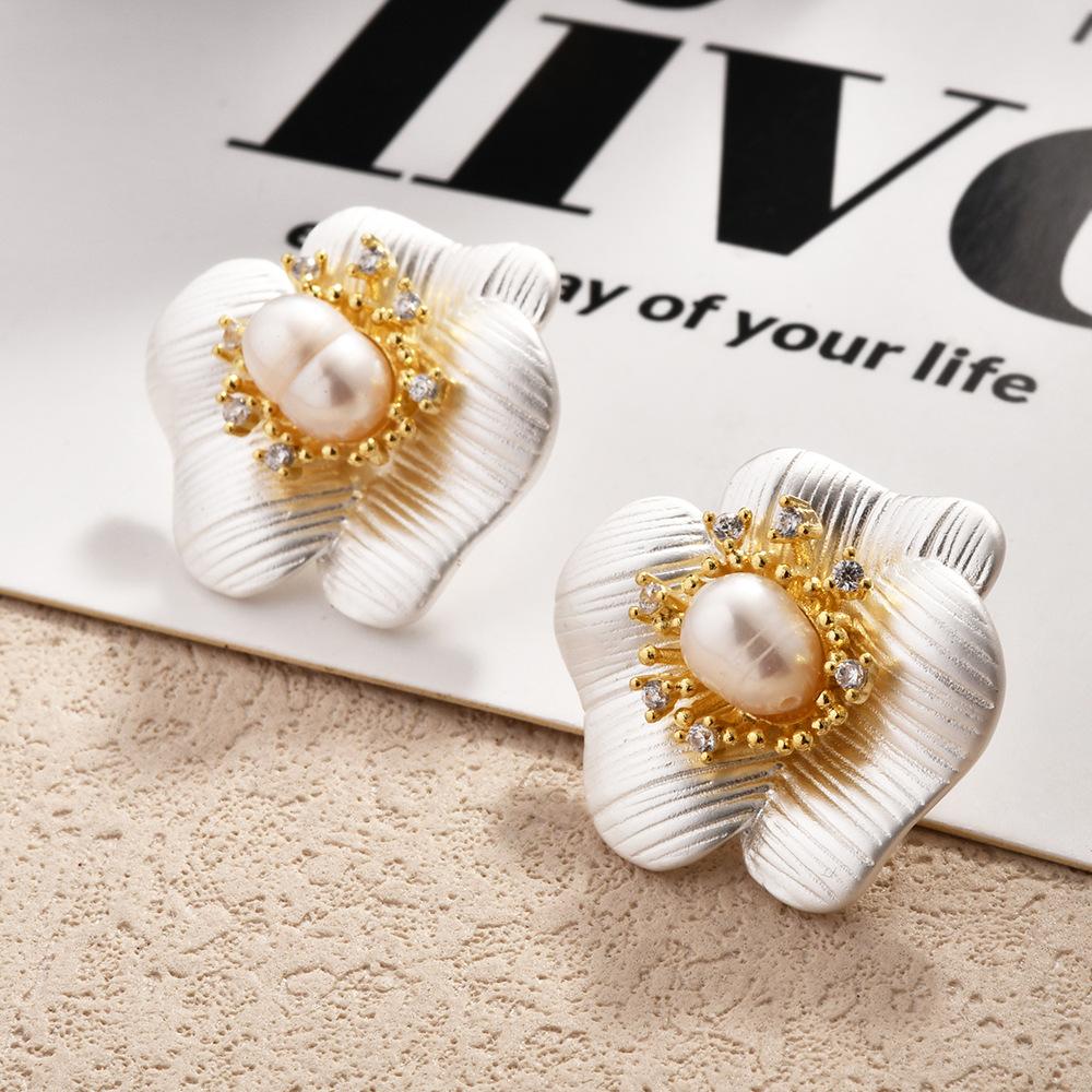 

Винтажные серьги с жемчугом, Пусеты в виде матовых золотых цветов, Элегантный пресноводный жемчуг, Дизайнерские серьги