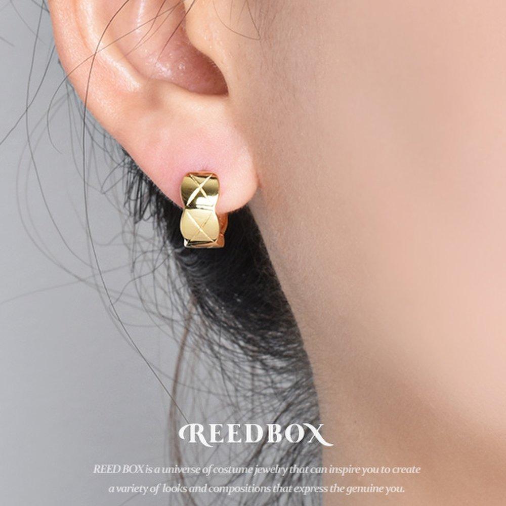 

Silver 925 Diamond Bold Cushion Quilted One-Touch Ring Earrings
