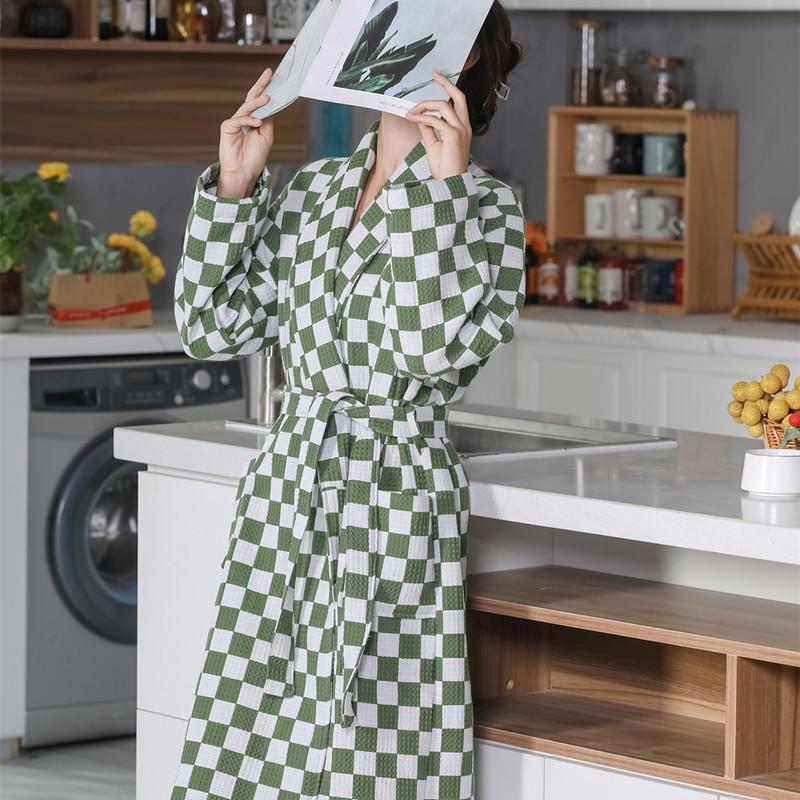 Doppellagiger Unisex-Bademantel mit Waffelmuster – dickes, saugfähiges Schachbrettdesign für Herbst und Winter.