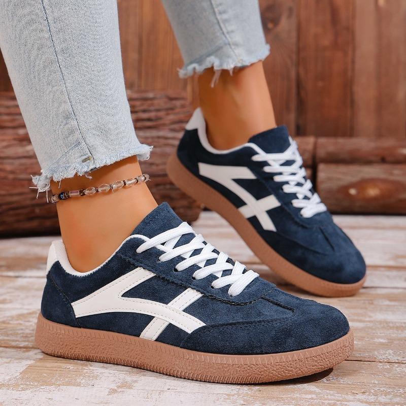 New Flat Casual Sports Shoes for Women with A Front Lace-up and Large Size