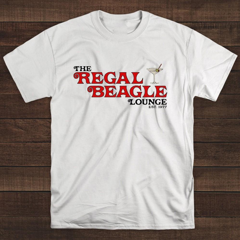Футболка унисекс The Regal Beagle Lounge Tee из сериала «Трое — это компания» с изображением Джека Триппера, Джанет Вуд, Крисси Сноу XXL