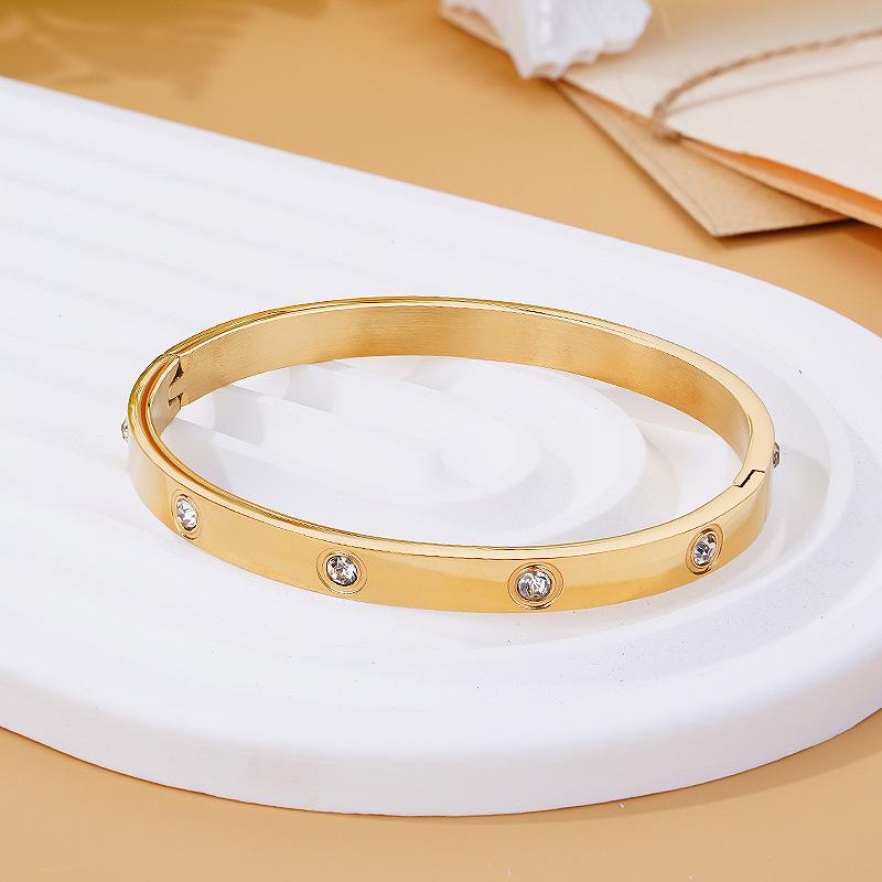 Retro Diamond Patterned Wristband Bracelet for Women with Light Luxury Temperament