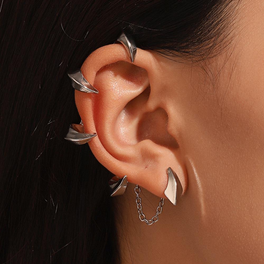 European & American Dark Style Fang Ear Clip – No Piercing, High-End Ear Cuff with Devil Design