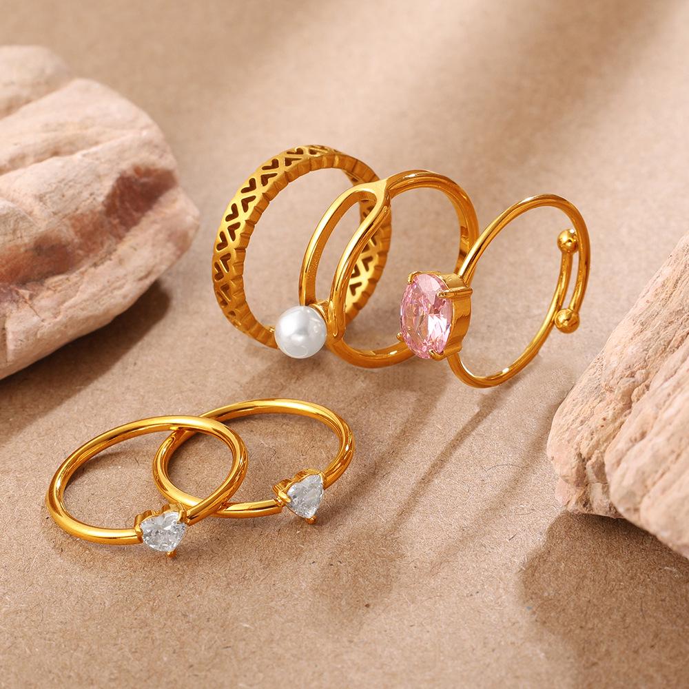 Luxuriöser goldener Hohlring mit Diamant-Inlay: Exquisites stapelbares doppelstöckiges Design