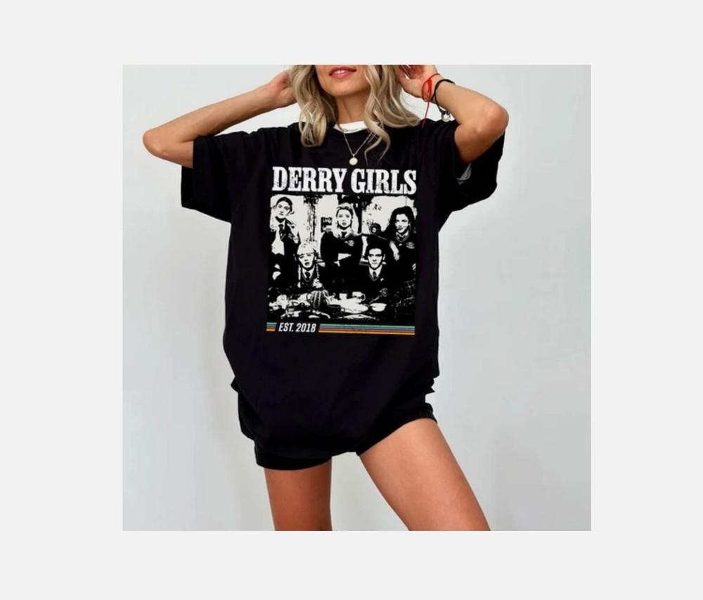 New Derry Girls So I Am Logo American Funny Men039S T Shirt Unisex T-Shirt M