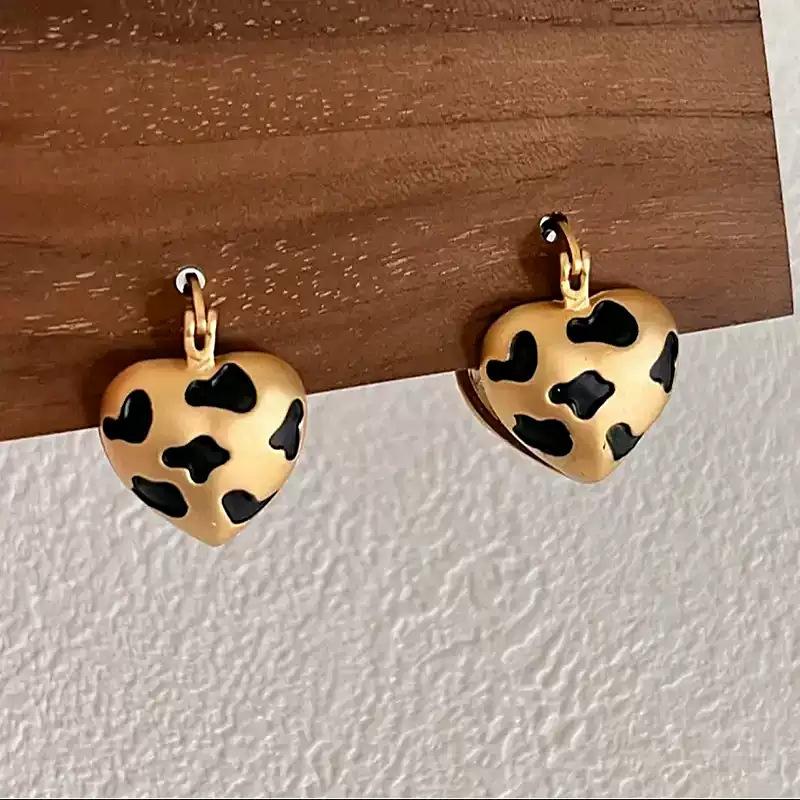 

Retro Gold Leopard Heart Earrings Light Luxury Niche Design Sweet Daily Personality Trendy Style Elegant Lady s Classic Casual Accessories