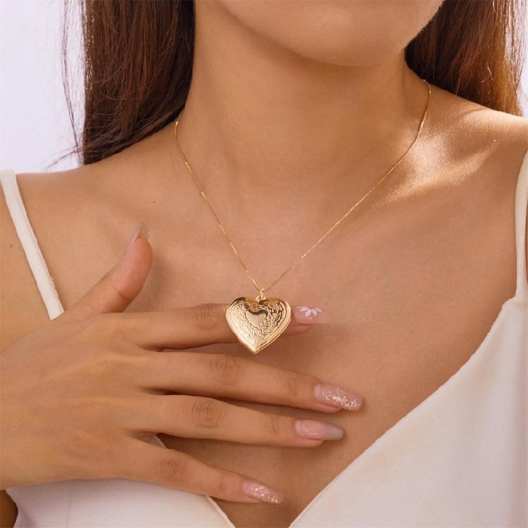 Adjustable Chain Heart Photo Locket Necklace with Detailed Florals Engraving Keepsakes Jewelry Portable for Gifting