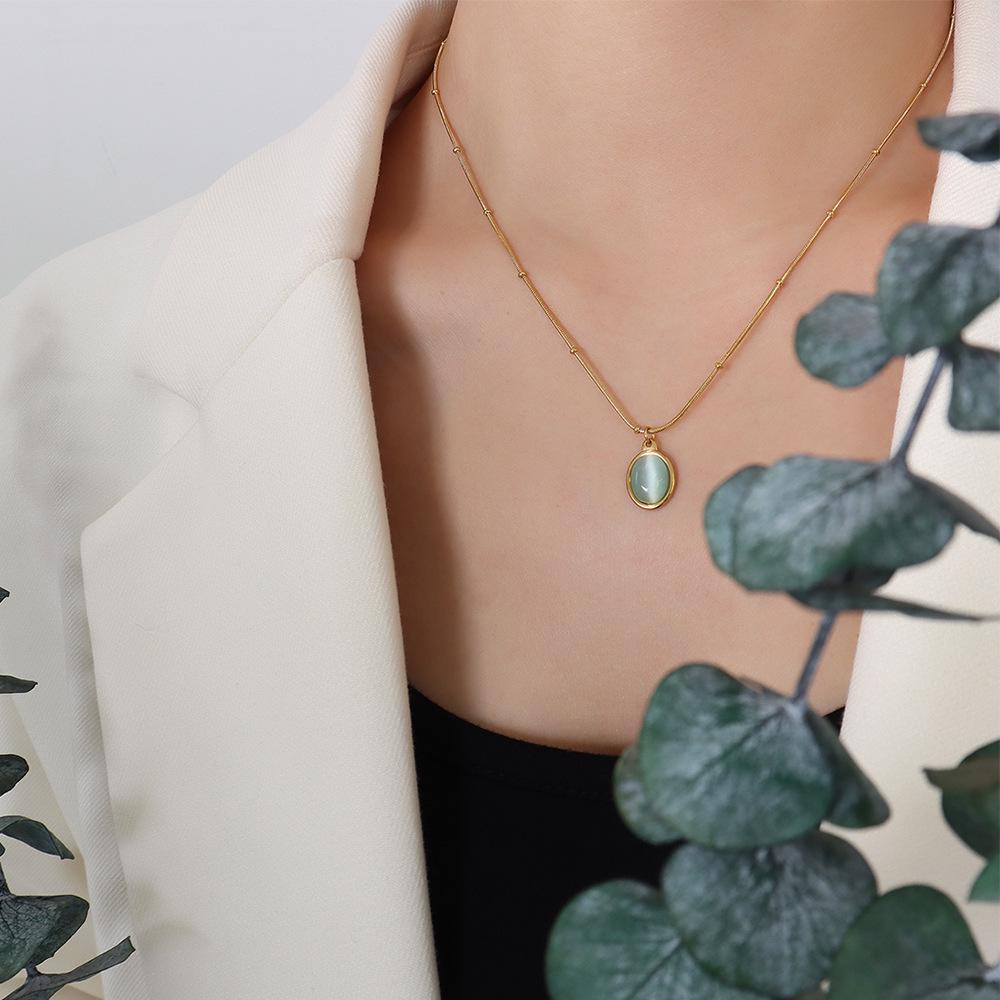 French Retro Clavicle Chain Necklace: 18k Gold-Plated Titanium Steel with Cat's Eye Oval Pendant for Women