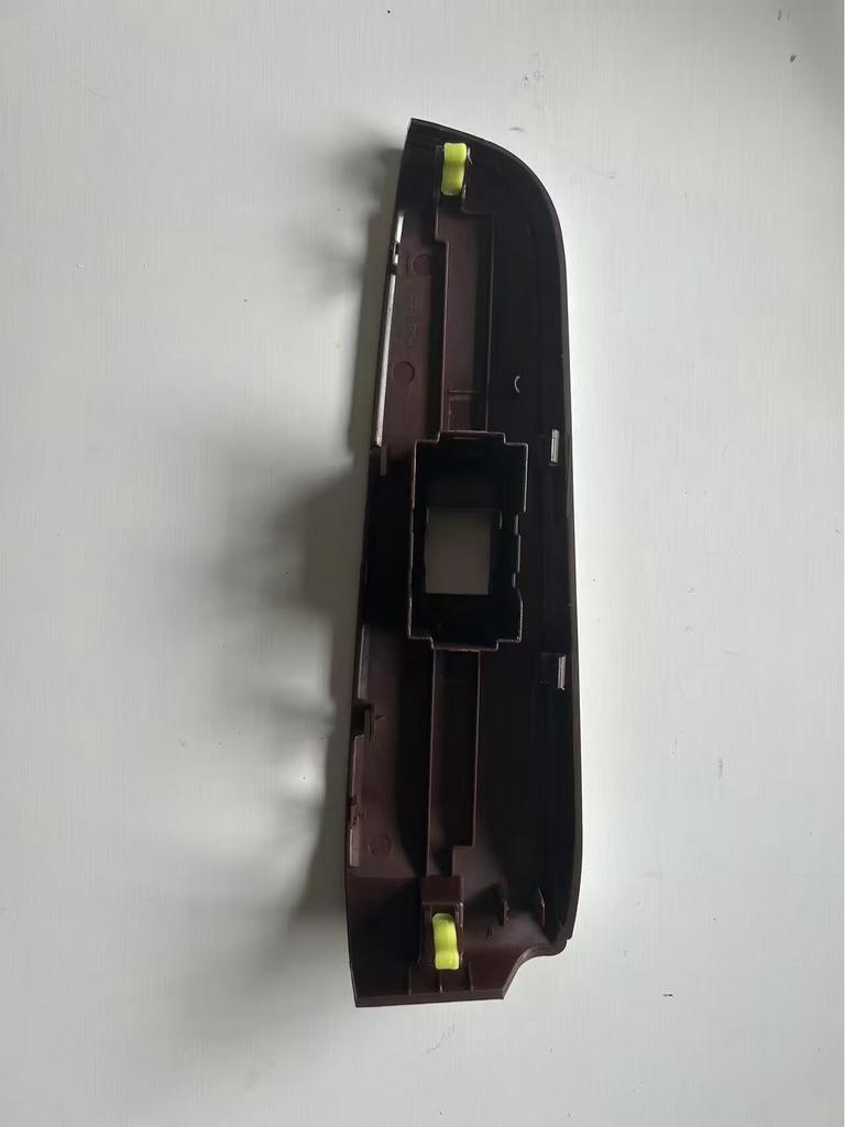 Dekorativní kryt spínače elektrického stahování oken pro Camry 2012-2017 (7. gen) 74232-06490-EO