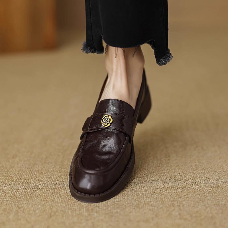 Leather camellia lazy loafers women's 2025 new autumn retro British one-pedal small leather shoes single shoe trend
