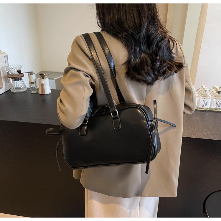 

Текстурированная нишевая новогодняя красная сумка женская 2025 новая трендовая ретро сумка подмышку большая вместительная сумка для поездок на работу чёрный