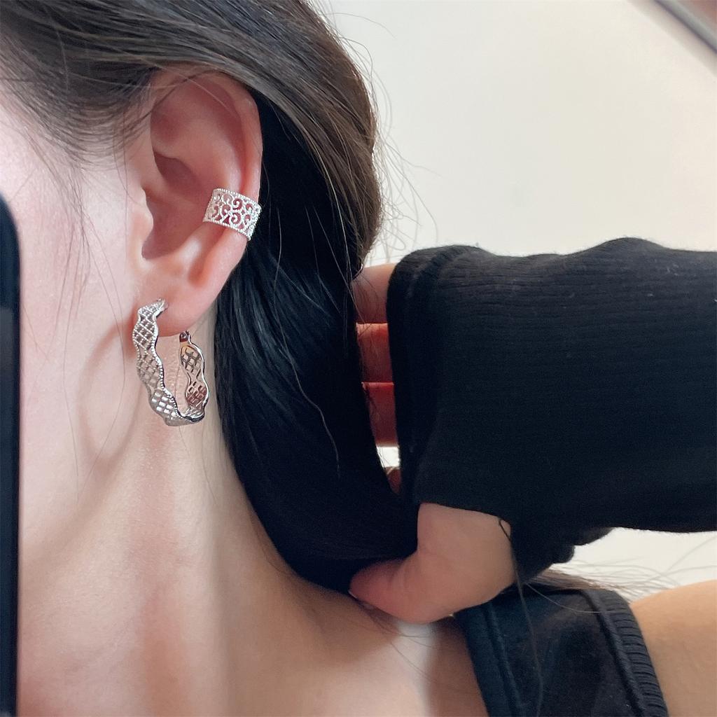 Hollow lace ear clips, no earrings, single female niche design, simple and cold wind earrings