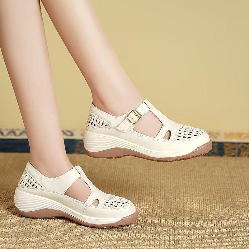 Weiße Taschenkopf-Sandalen aus weichem Leder für Damen 2025 neu Sommer gewebt hohl dicksohliger Keilabsatz weichsohlige Damen-Freizeitschuhe